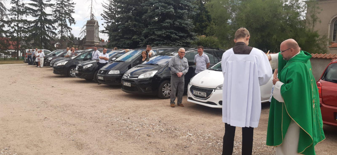 Księża święcili samochody. Zobacz zdjęcia z Ciążenia