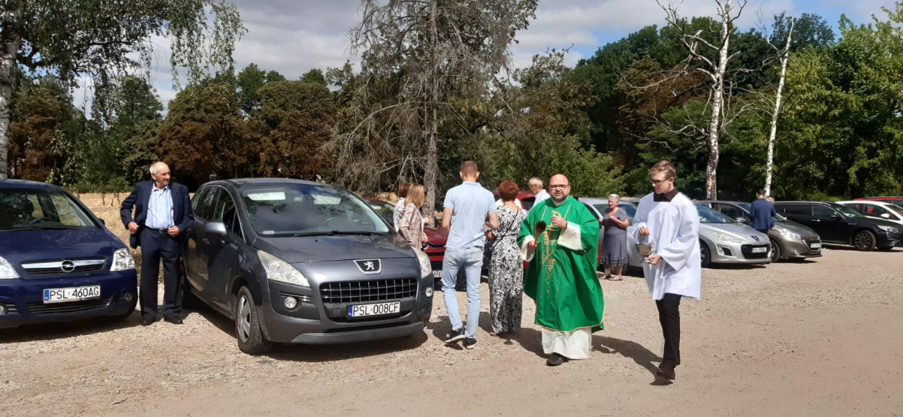 Księża święcili samochody. Zobacz zdjęcia z Ciążenia