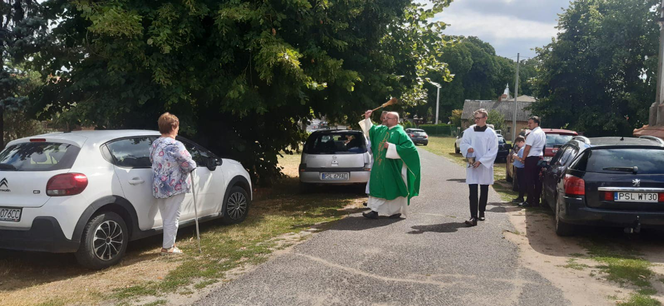 Księża święcili samochody. Zobacz zdjęcia z Ciążenia