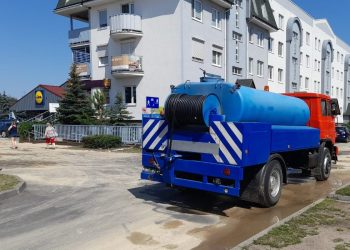 Mieszkańcy ratują się wodą z beczkowozów