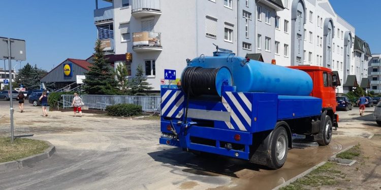 Mieszkańcy ratują się wodą z beczkowozów