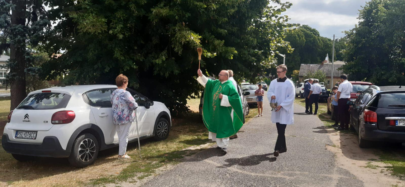 Księża święcili samochody. Zobacz zdjęcia z Ciążenia