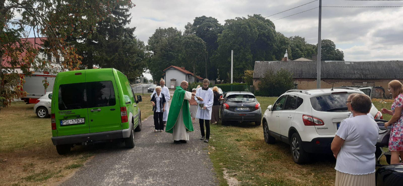 Księża święcili samochody. Zobacz zdjęcia z Ciążenia