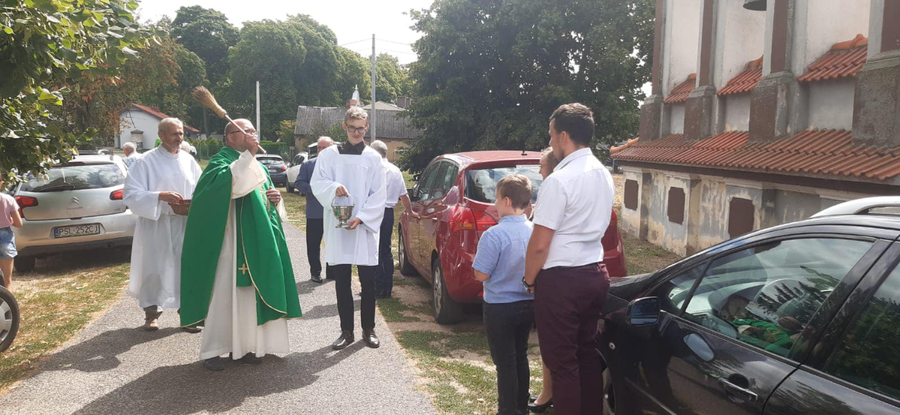 Księża święcili samochody. Zobacz zdjęcia z Ciążenia