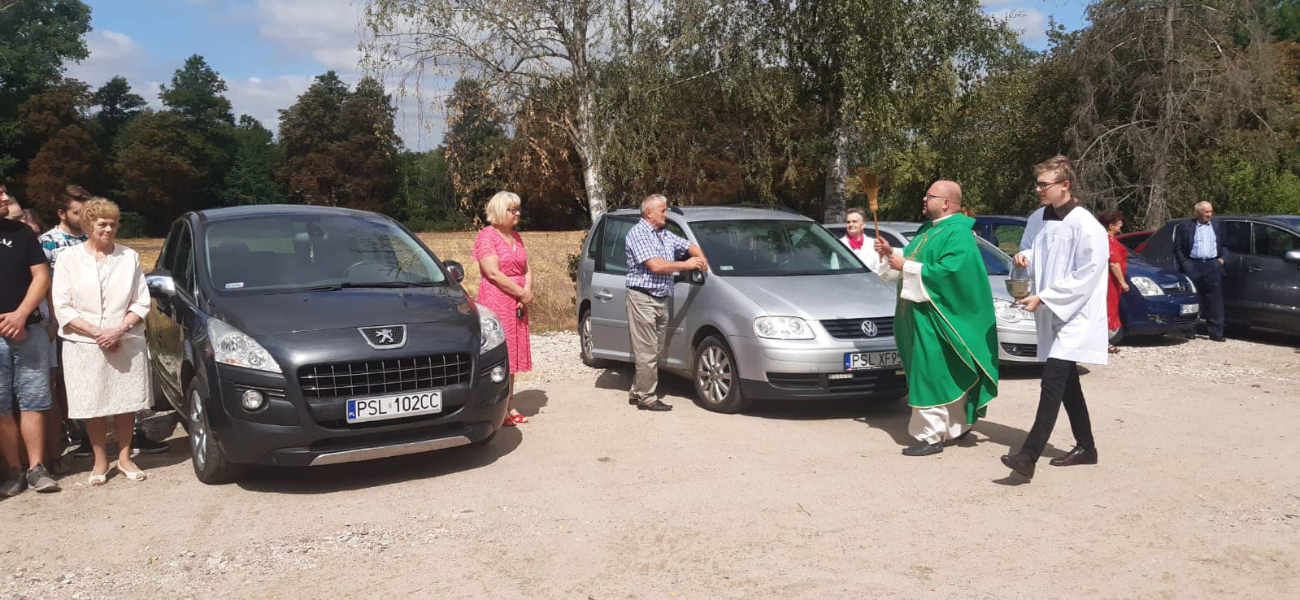 Księża święcili samochody. Zobacz zdjęcia z Ciążenia