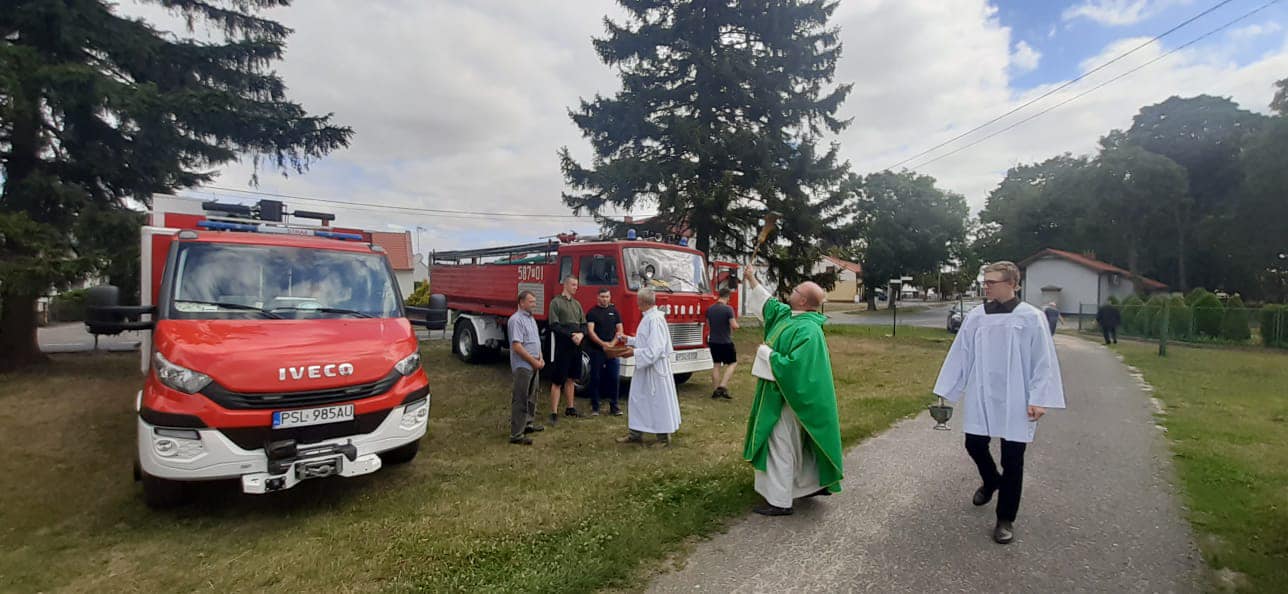 Księża święcili samochody. Zobacz zdjęcia z Ciążenia