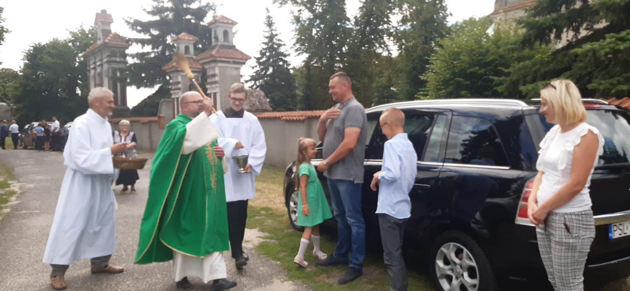 Księża święcili samochody. Zobacz zdjęcia z Ciążenia