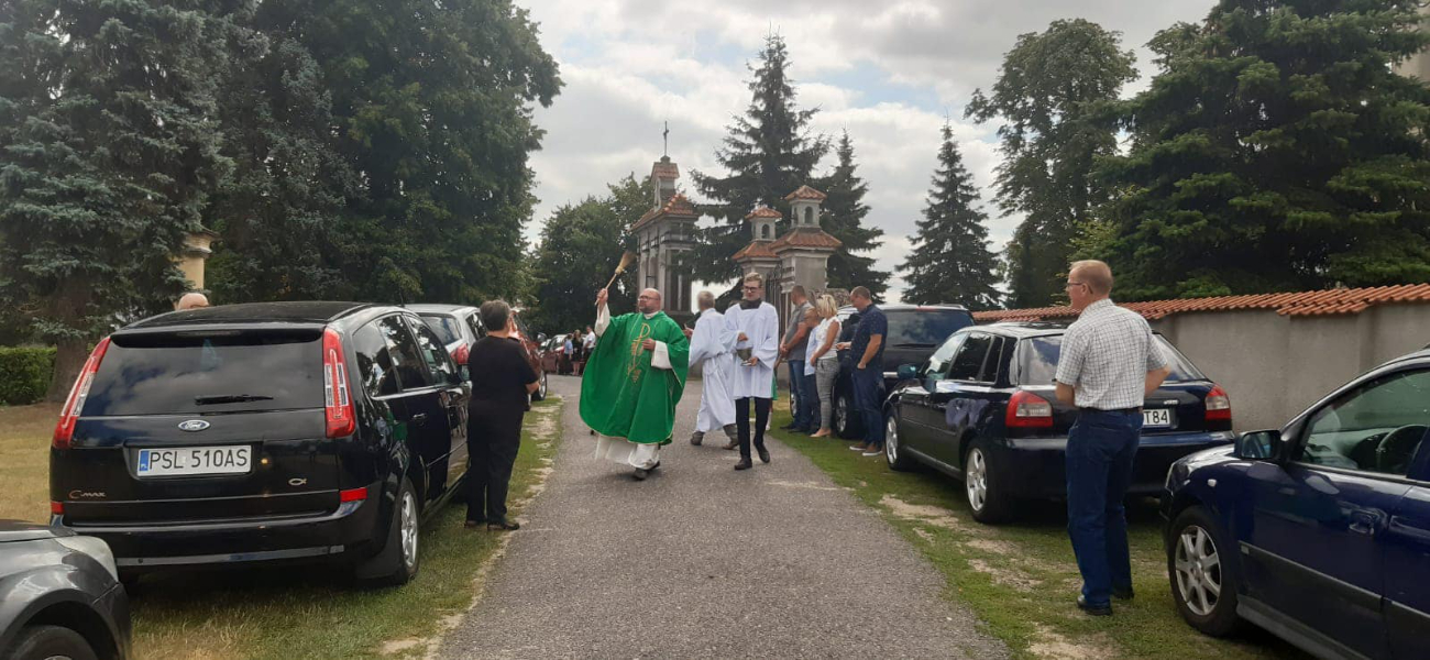 Księża święcili samochody. Zobacz zdjęcia z Ciążenia