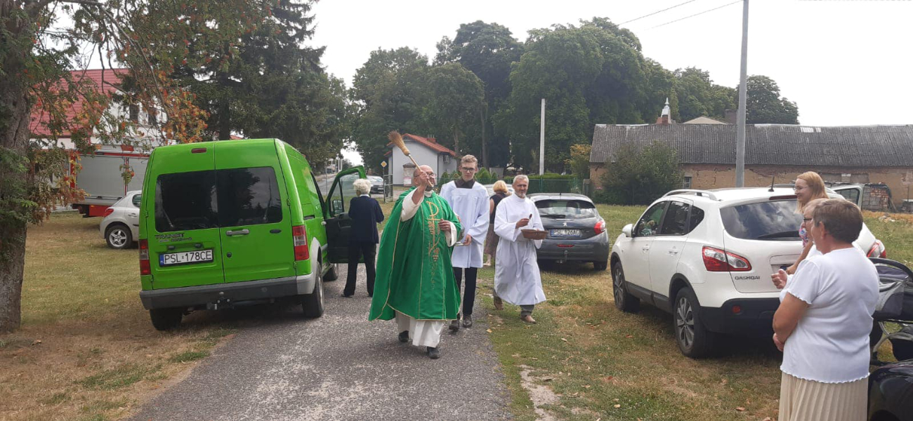 Księża święcili samochody. Zobacz zdjęcia z Ciążenia