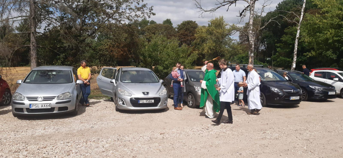 Księża święcili samochody. Zobacz zdjęcia z Ciążenia
