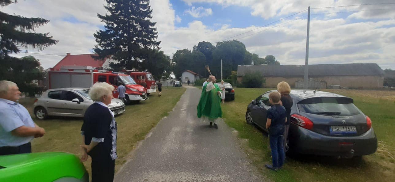 Księża święcili samochody. Zobacz zdjęcia z Ciążenia