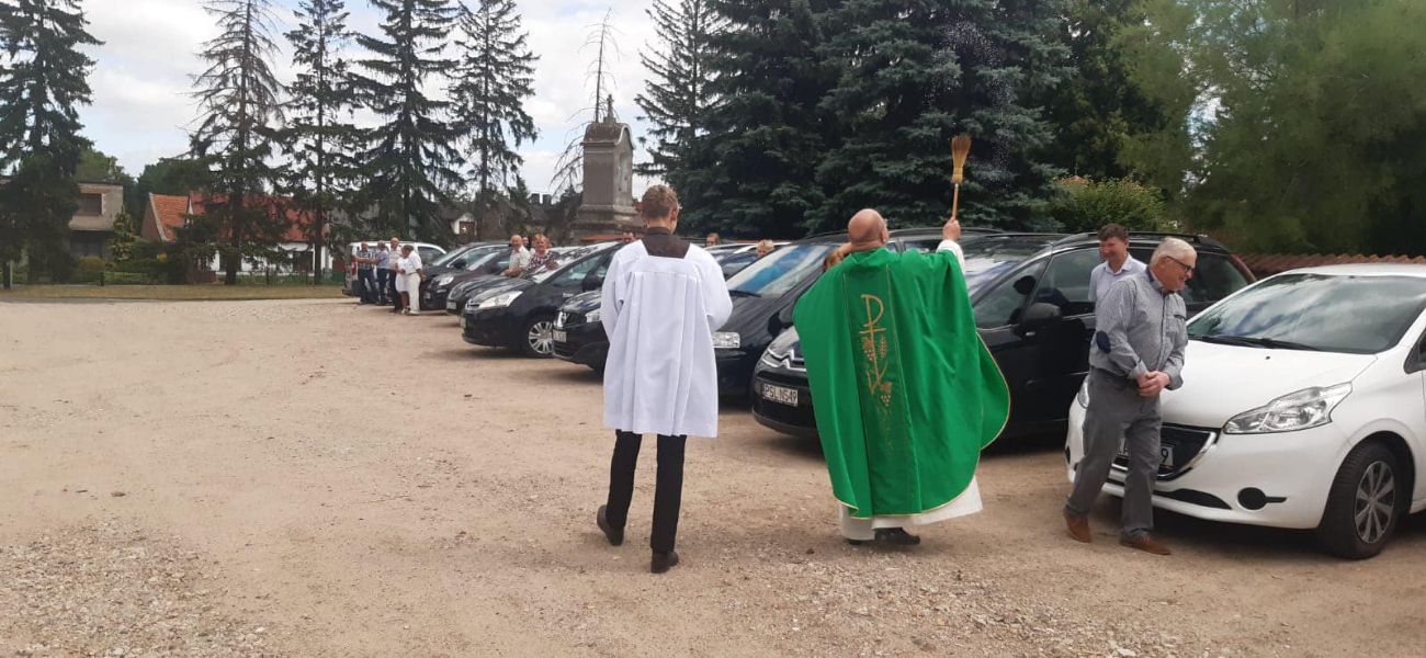 Księża święcili samochody. Zobacz zdjęcia z Ciążenia