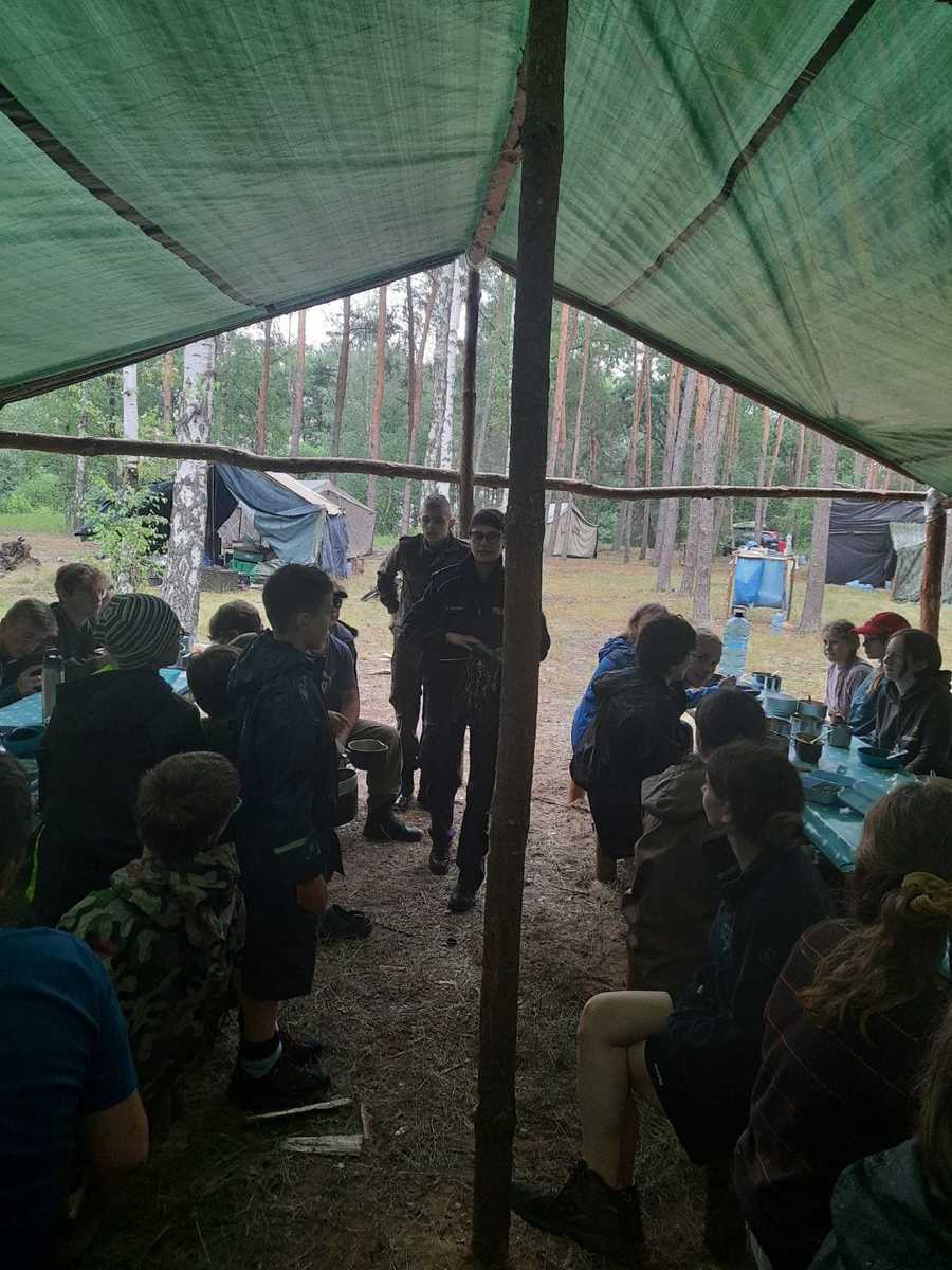Mundurowi sprawdzali obozowiska