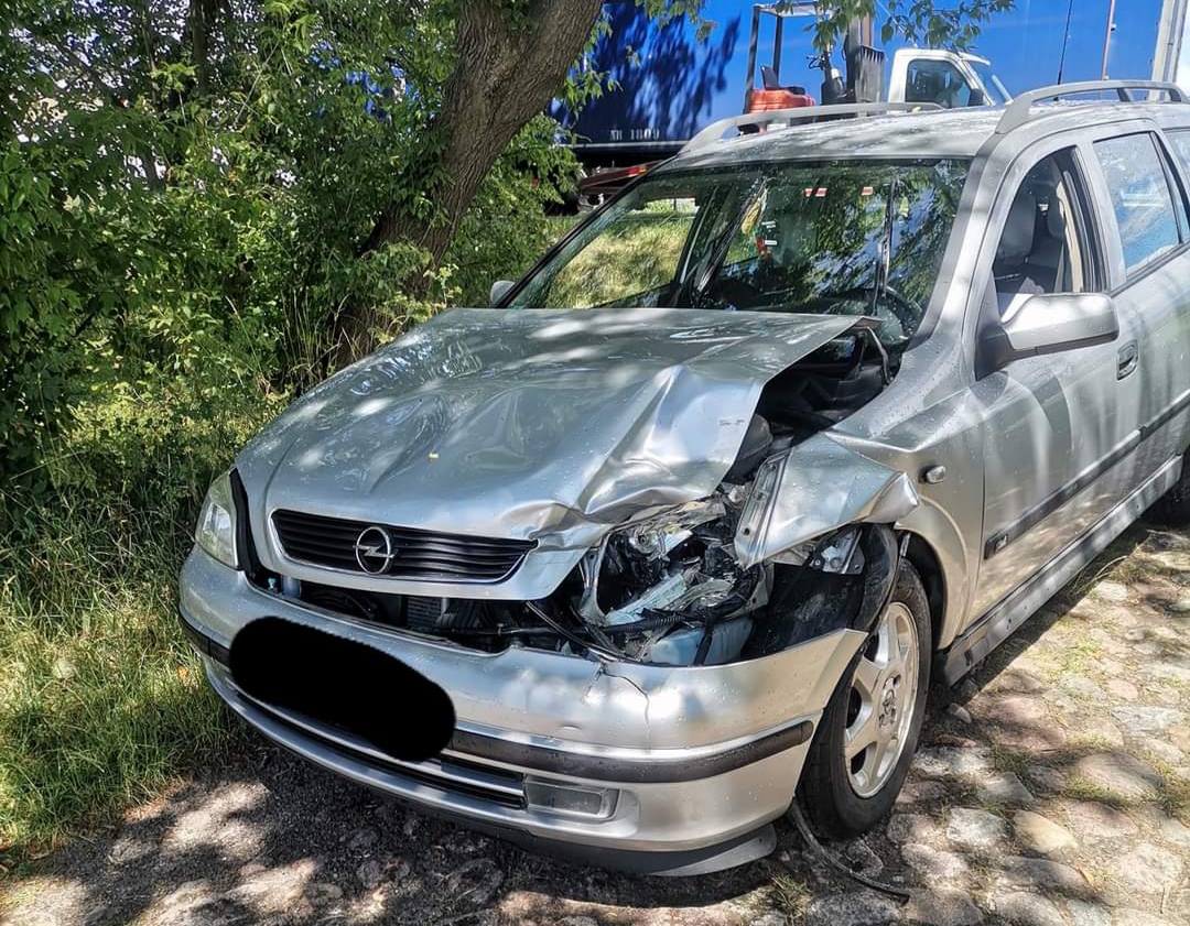 Kolizja dwóch samochodów na krajówce