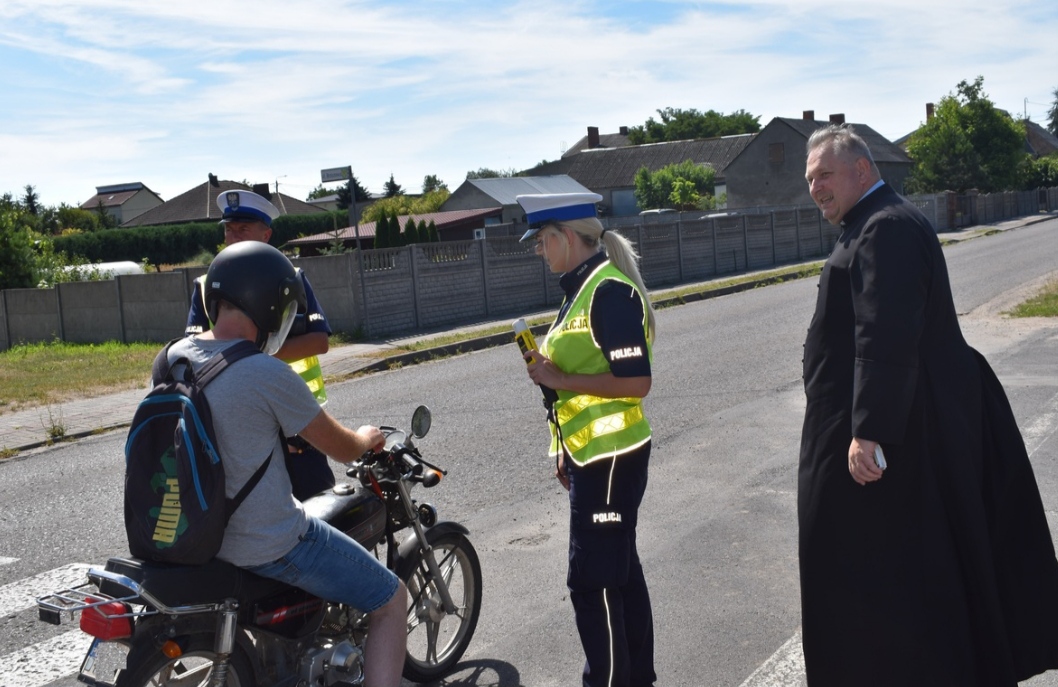 Ksiądz i policjanci na wspólnym patrolu