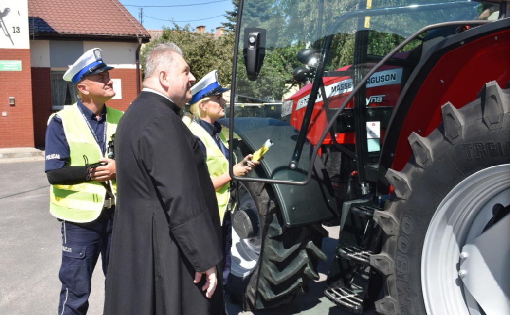Ksiądz i policjanci na wspólnym patrolu
