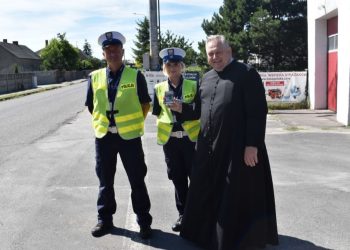 Ksiądz i policjanci na wspólnym patrolu