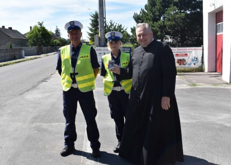 Ksiądz i policjanci na wspólnym patrolu