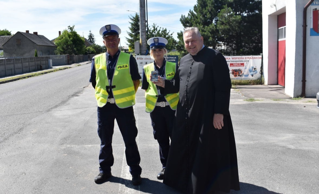 Ksiądz i policjanci na wspólnym patrolu