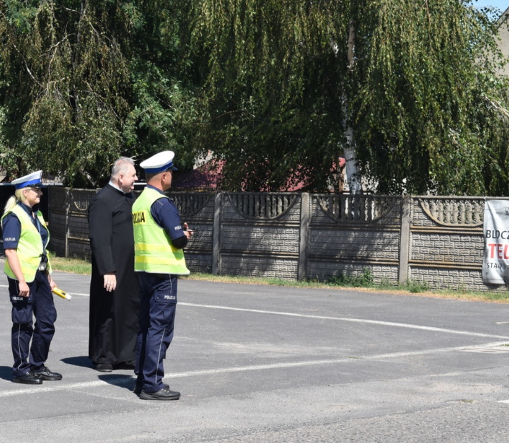 Ksiądz i policjanci na wspólnym patrolu