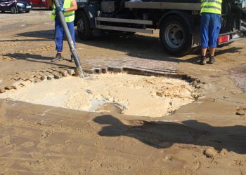 Zapadł się parking. Mieszkańcy bez wody