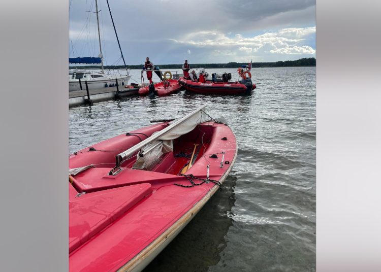Żeglarze w niebezpieczeństwie. Skrajnie wycieńczeni, bez kamizelek