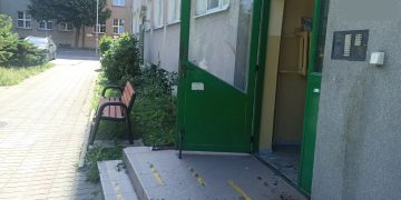 Wybita szyba i plama krwi przed blokiem. Co się stało?