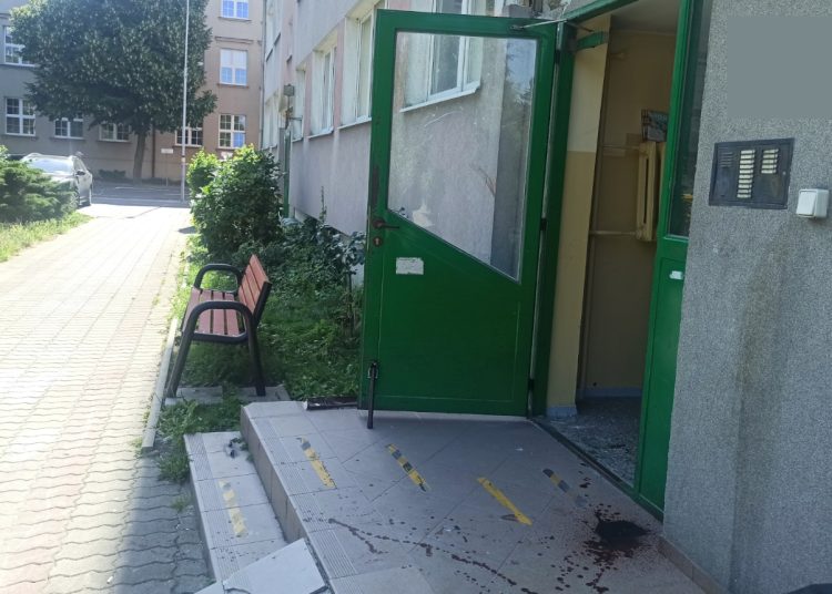 Wybita szyba i plama krwi przed blokiem. Co się stało?