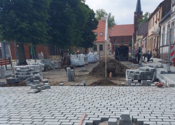 Kolejny sezon w Powidzu z rozkopanym rynkiem. Dlaczego gmina nie zerwie umowy?