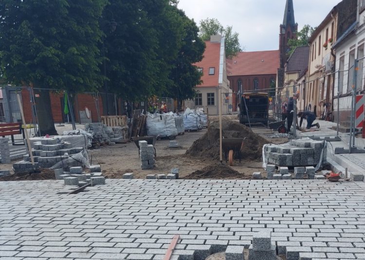 Kolejny sezon w Powidzu z rozkopanym rynkiem. Dlaczego gmina nie zerwie umowy?