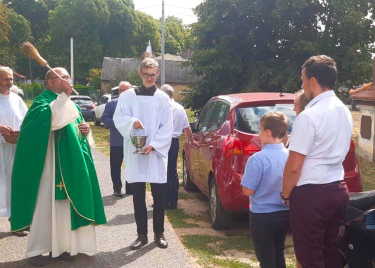 Księża święcili samochody. Zobacz zdjęcia z Ciążenia