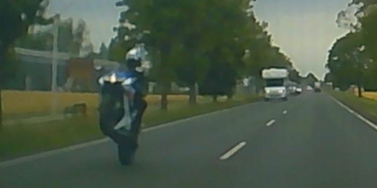 „Wariat na motocyklu”. Zobacz film nagrany na K92 między Słupcą a Strzałkowem