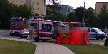 Śmierć przy szpitalu. Nie żyje młody mężczyzna