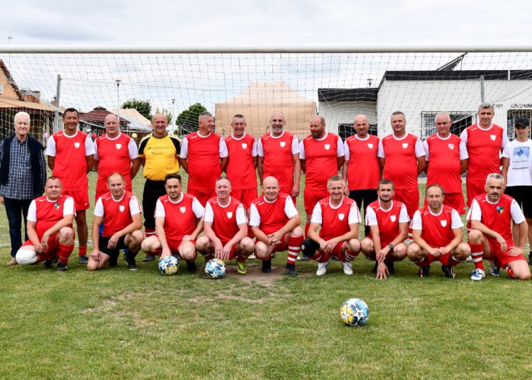 Niezwykły mecz w Ostrowitem. Spotkali się po kilkunastu latach