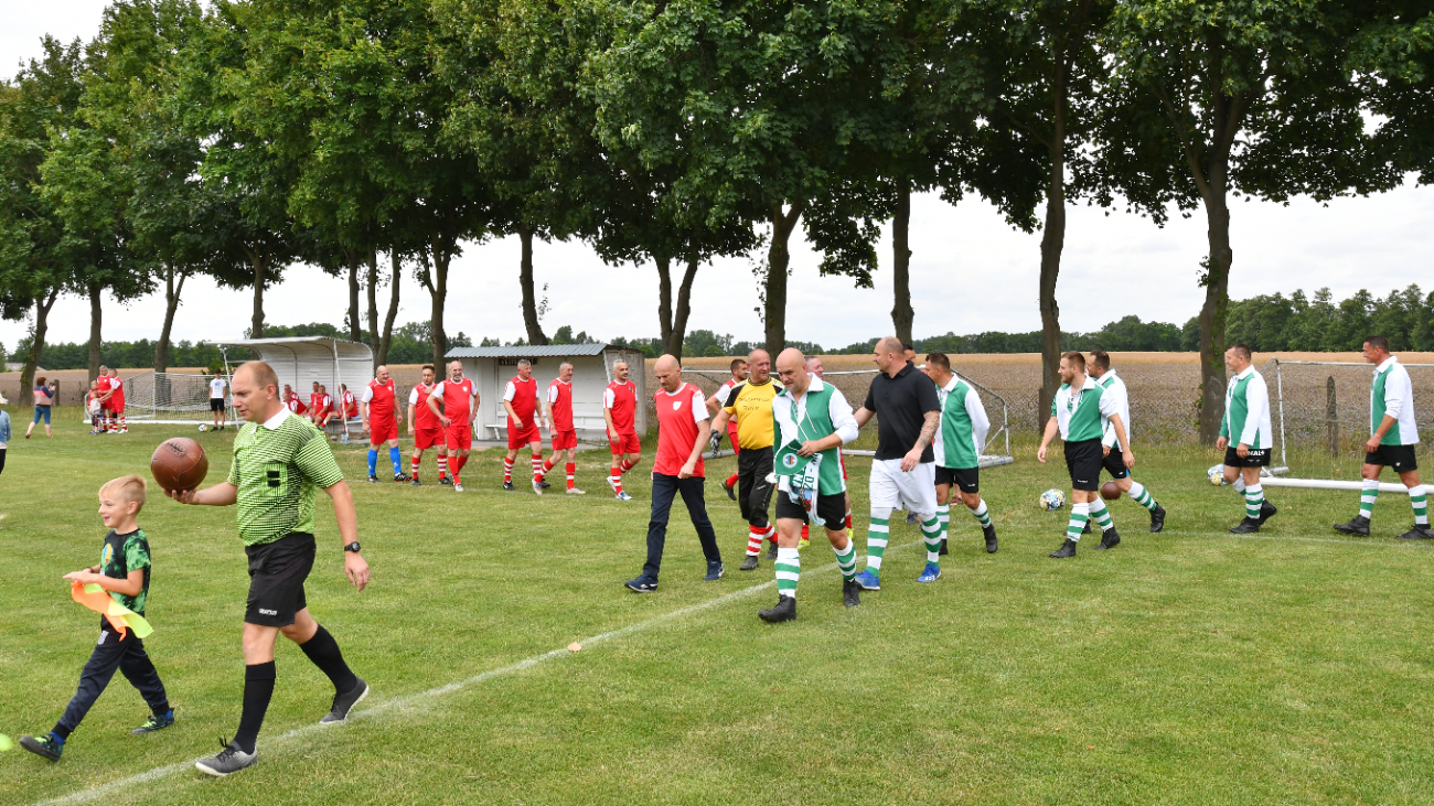 Niezwykły mecz w Ostrowitem. Spotkali się po kilkunastu latach