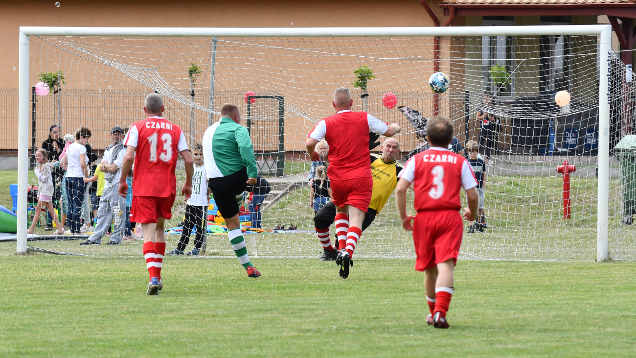 Niezwykły mecz w Ostrowitem. Spotkali się po kilkunastu latach