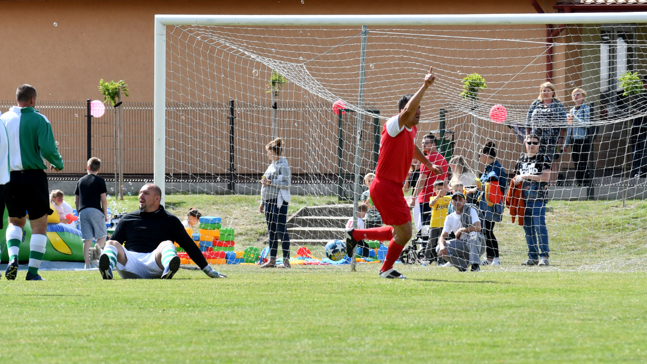 Niezwykły mecz w Ostrowitem. Spotkali się po kilkunastu latach