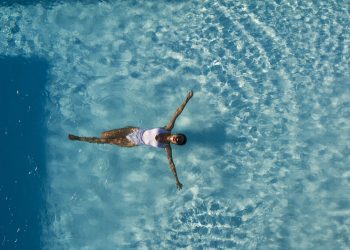 Plażowanie, nauka pływania czy surfingu – jak najlepiej wykorzystać tegoroczne wakacje?