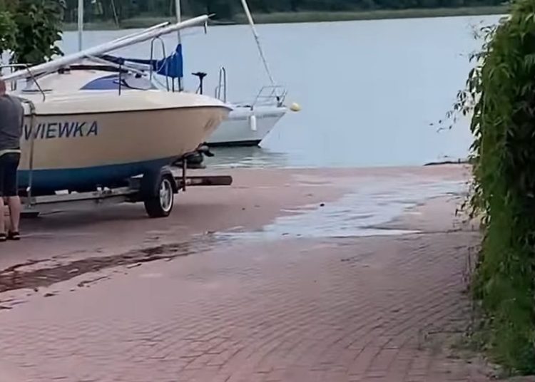 Ścieki płynęły do jeziora