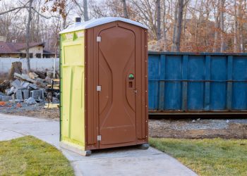 Toaleta przenośna na działkę – 3 porady, jak wybrać odpowiednią