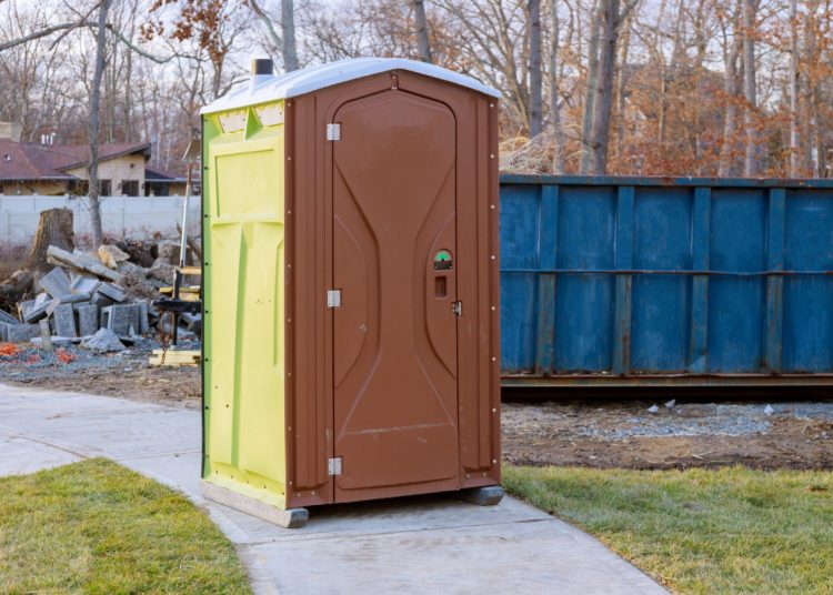 Toaleta przenośna na działkę – 3 porady, jak wybrać odpowiednią