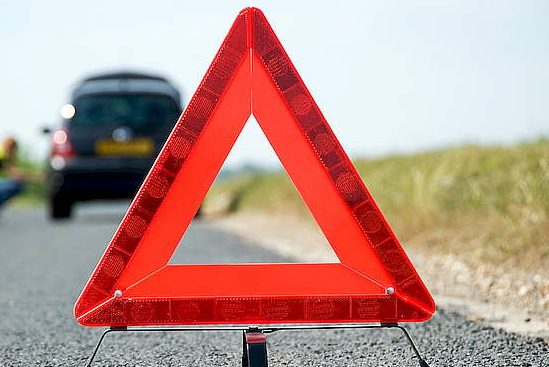 Kolizja dwóch samochodów na krajówce