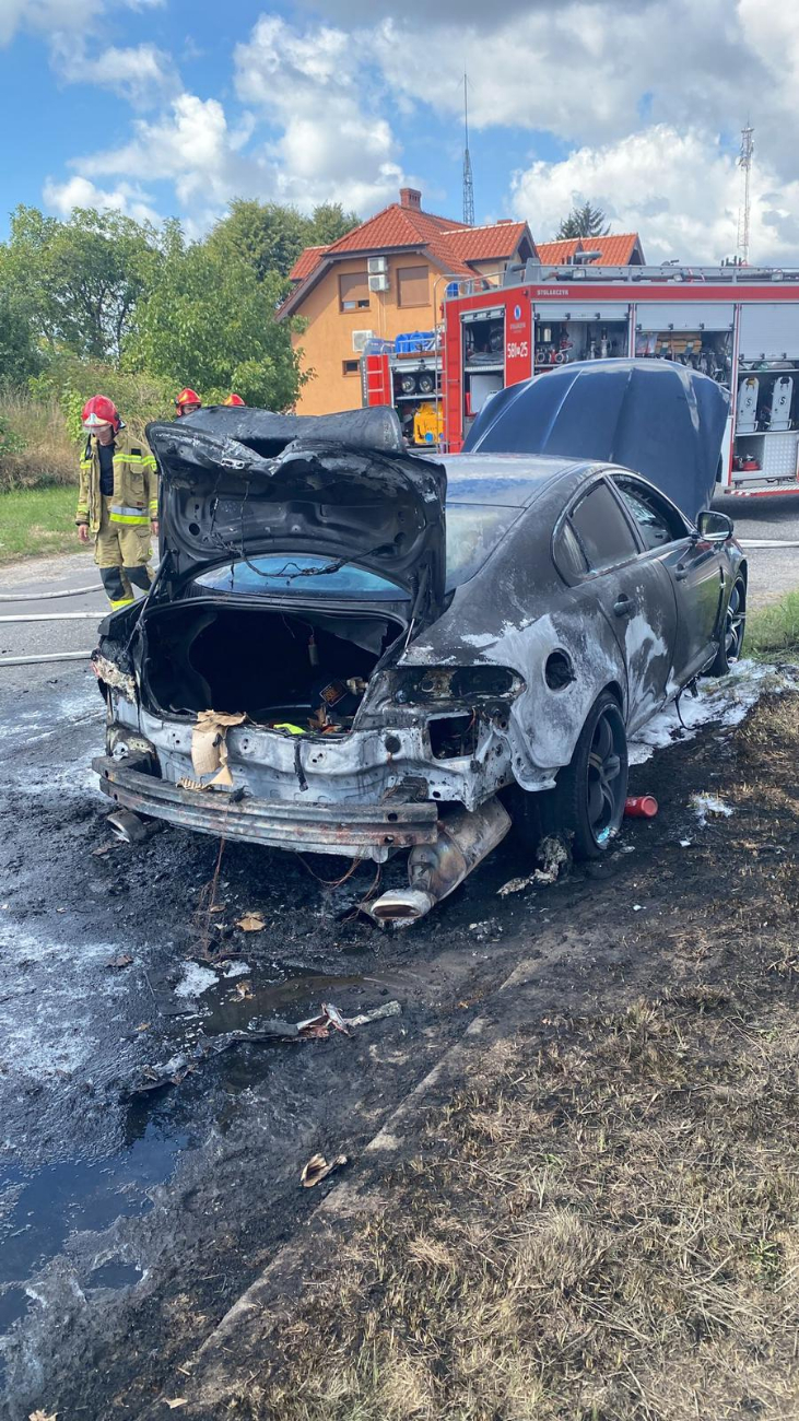 Na ul. Bielawskiej zapalił się samochód ZDJĘCIA