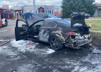 Na ul. Bielawskiej zapalił się samochód ZDJĘCIA