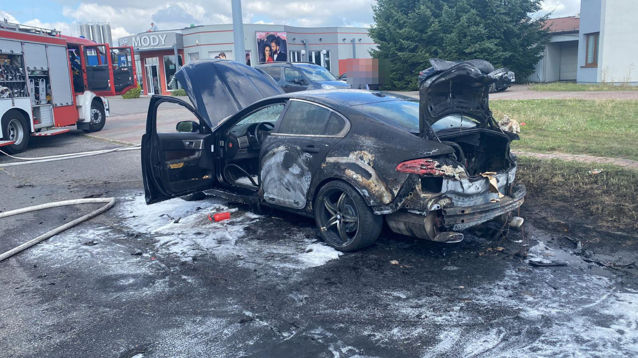 Na ul. Bielawskiej zapalił się samochód ZDJĘCIA