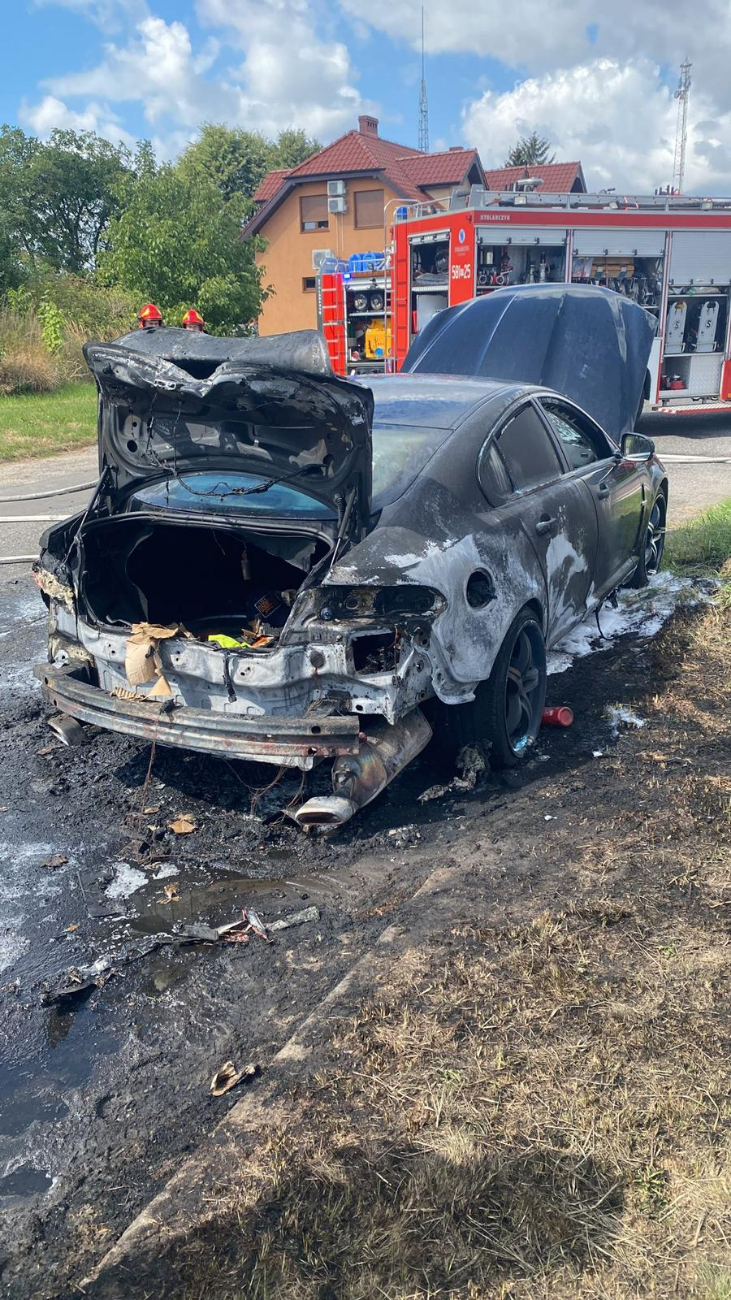 Na ul. Bielawskiej zapalił się samochód ZDJĘCIA