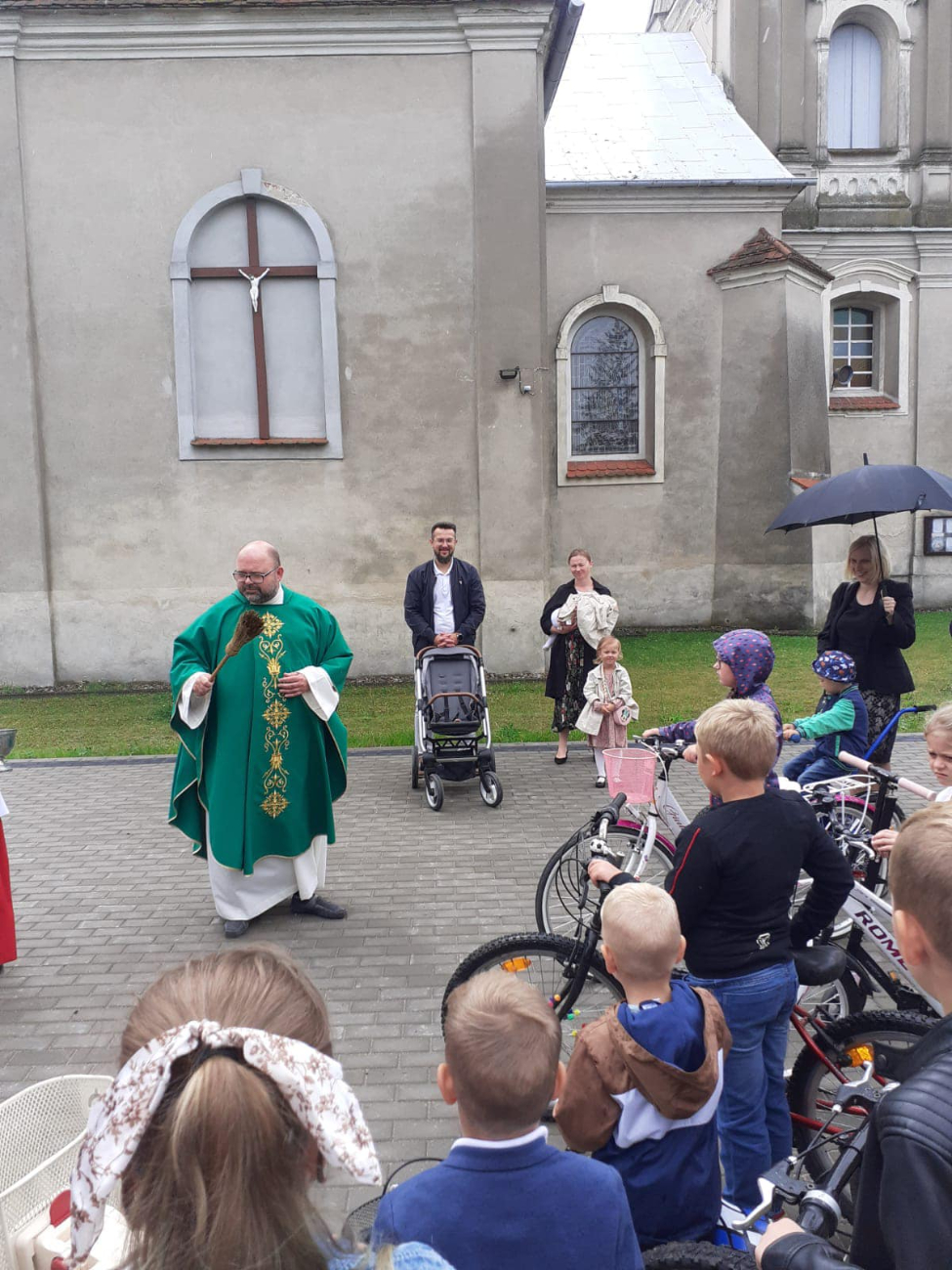 Ksiądz na hulajnodze. Zobacz film