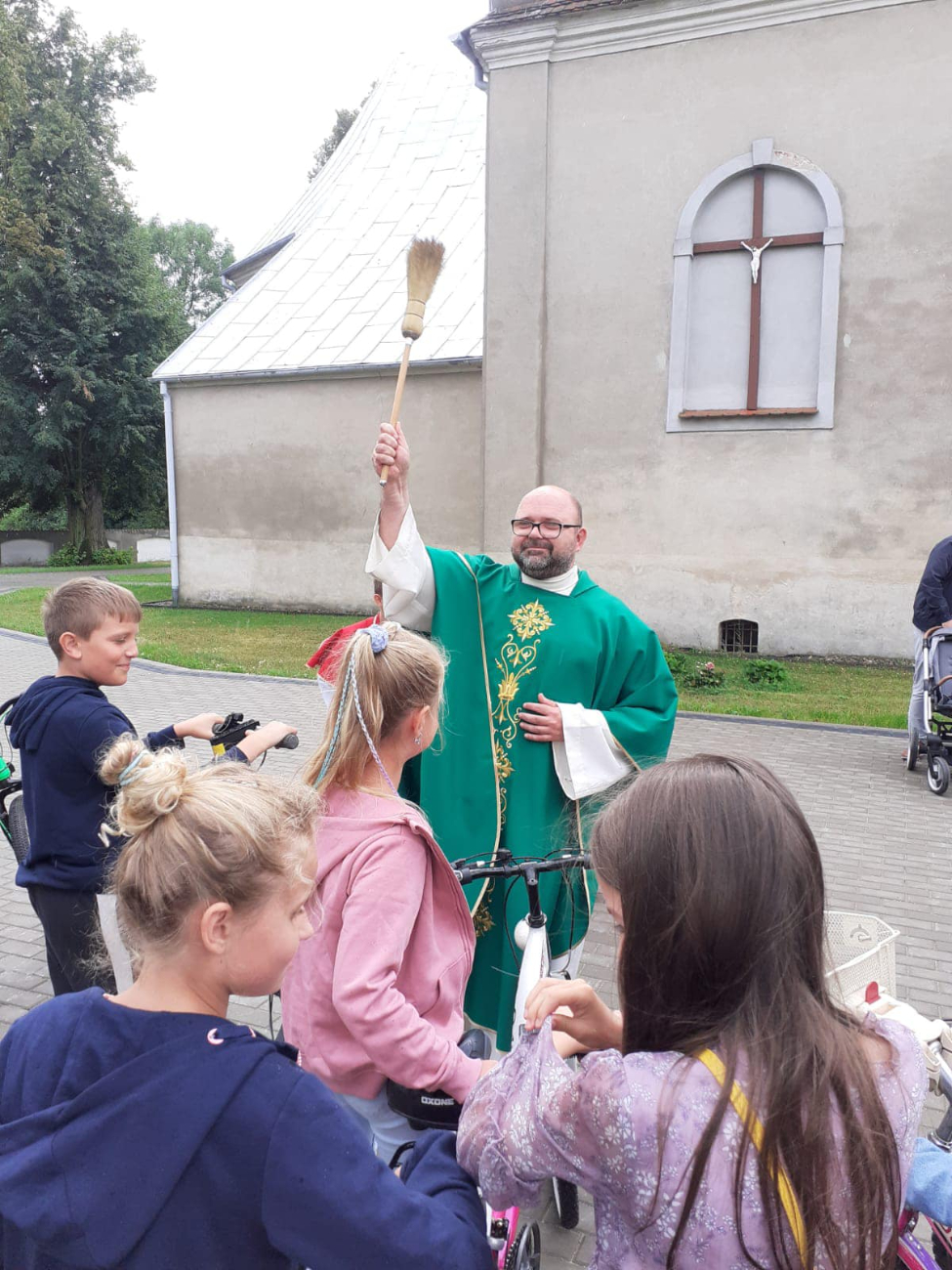 Ksiądz na hulajnodze. Zobacz film