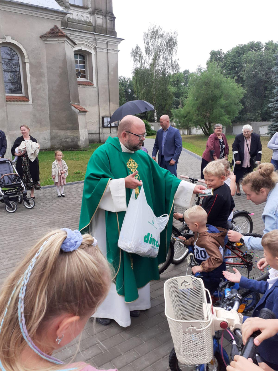 Ksiądz na hulajnodze. Zobacz film