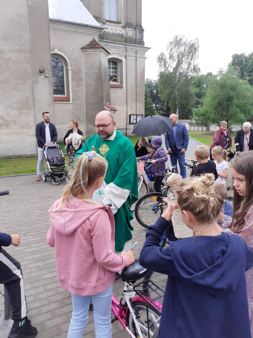 Ksiądz na hulajnodze. Zobacz film